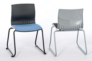 Verschiedene Farben des Stuhls können auf unserer Website konfigueriert werden